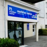 Façade de l’agence Morbihan Habitat à Auray, illustrant les politiques locales d’habitat et de mixité sociale