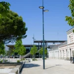 Vue du secteur de la gare d’Auray avec espaces piétons, stationnement et bâtiments rénovés