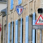 Façade de la police municipale d’Auray avec panneaux de circulation et signalisation scolaire