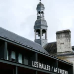 Façade des Halles d’Auray avec clocher en arrière-plan, symbole du dynamisme du centre-ville